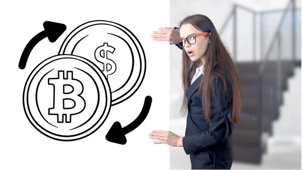 Surpris jeune femme souriante portant un costume et regardant un croquis crypto-monnaie sur un mur plat design. Concept de risque Bitcoin . — Photo