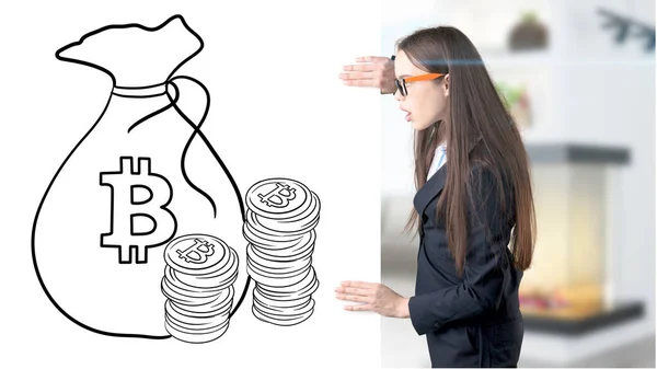 Verbaasd lachende jonge vrouw dragen een pak en kijken naar een cryptocurrency schets op een vlakke wand van ontwerp. Concept van Bitcoin risico. — Stockfoto