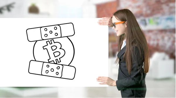 Έκπληκτος χαμογελαστή κοπέλα φορώντας ένα κοστούμι και κοιτάζοντας ένα κρυπτονόμισμα σκίτσο σε επίπεδο τοίχο σχεδίου. Έννοια του Bitcoin κινδύνου. — Φωτογραφία Αρχείου