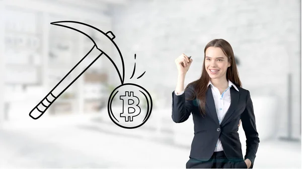 Förvånad leende ung kvinna klädd i en kostym och tittar på en kryptovaluta skiss på en design plan vägg. Begreppet Bitcoin risk. — Stockfoto