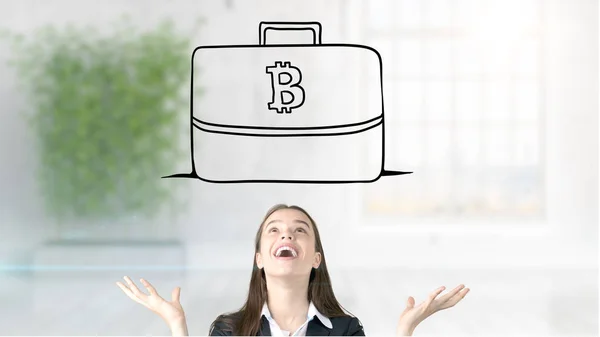 놀된 웃는 젊은 여자 양복을 입고와 보고는 cryptocurrency 디자인 플랫 벽에 스케치. Bitcoin 위험의 개념. — 스톡 사진