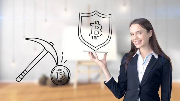 Förvånad leende ung kvinna klädd i en kostym och tittar på en kryptovaluta skiss på en design plan vägg. Begreppet Bitcoin risk. — Stockfoto