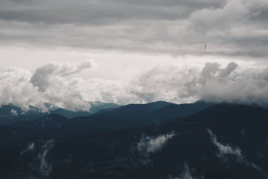 Mevsimin ilk karından sonra dağlarda bulutlar