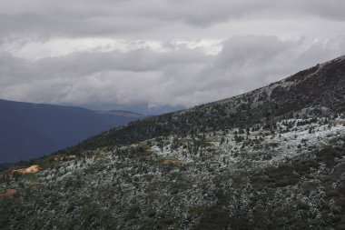 Ukrayna dağlarındaki ilk kar, alçak dağlardaki bulutlar
