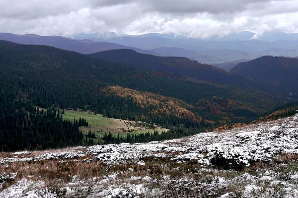 Der erste Schnee in den ukrainischen Bergen, Wolken Mittelgebirge — Stockfoto