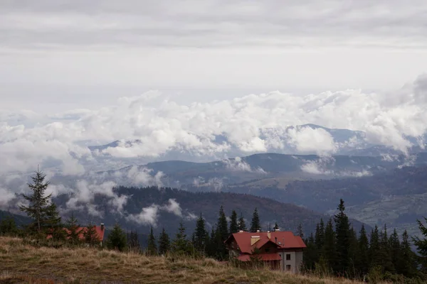 Перший сніг в Україні, хмари низькі гори. — стокове фото