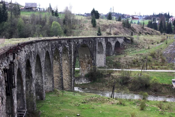 Ponte de pedra histórica nas montanhas — Fotografia de Stock