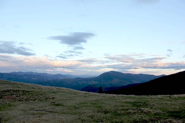 Ukrainische Berge. Frühling bewölkt Mittelgebirge — Stockfoto