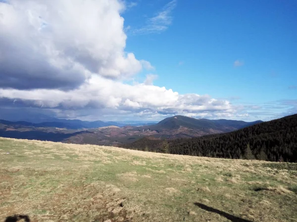 Montañas ucranianas. Nubes de primavera montañas bajas — Foto de Stock