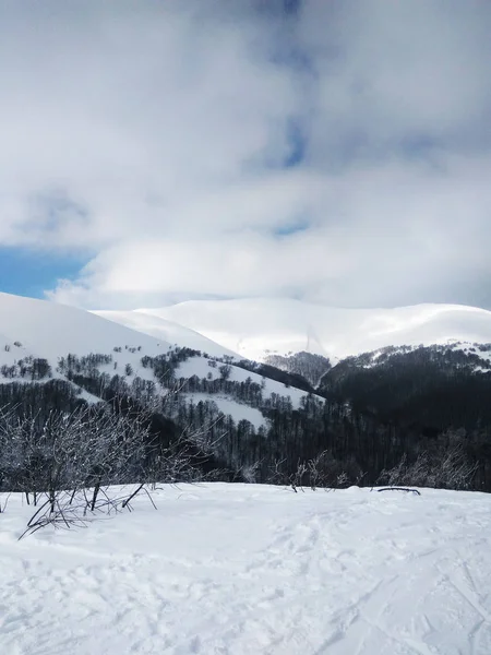 Όμορφα χιονισμένα βουνά εναντίον το γαλάζιο του ουρανού — Φωτογραφία Αρχείου
