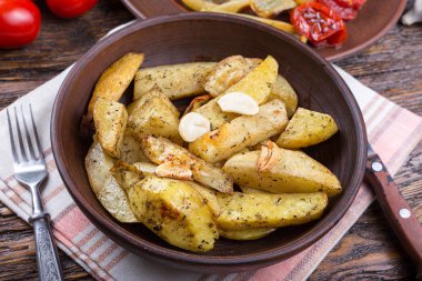 bir plaka üzerinde fırında patates