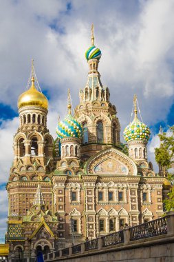 Kurtarıcımız dökülmüş kan üzerinde katedral