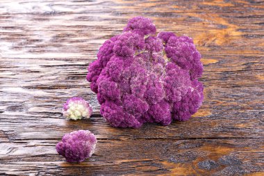 Bir tahta üzerinde mor karnabahar 