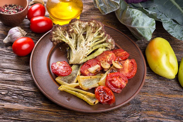 Légumes rôtis dans une assiette — Photo