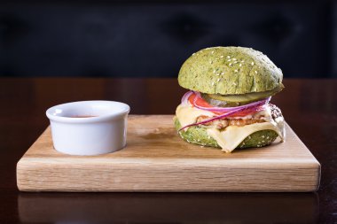 Yeşil burger sosu ile 