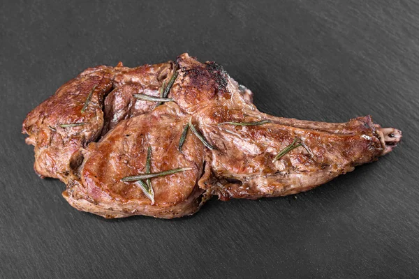 Steak de côtelette sur une ardoise — Photo