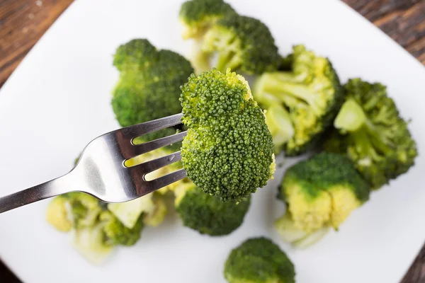 Brokoli rebus di piring — Stok Foto