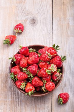 çilek bir kil plaka 