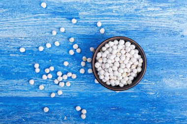 Ahşap arka planda bir kasede nohut