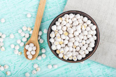 Ahşap arka planda bir kasede nohut