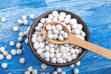 Ahşap arka planda bir kasede nohut