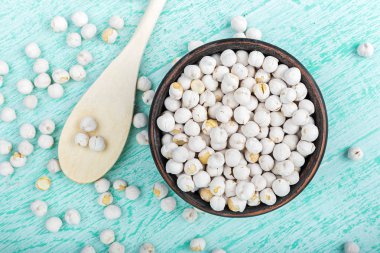 Ahşap arka planda bir kasede nohut