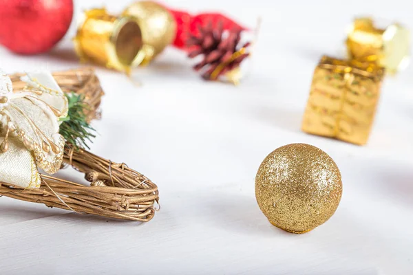 テーブルの上のクリスマスのおもちゃ — ストック写真