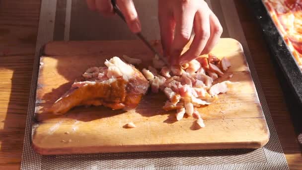 Blokjes gesneden gekookte vlees op het bord — Stockvideo