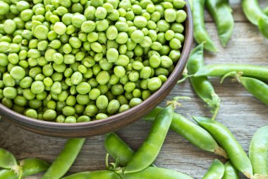 bir tabak yeşil bezelye