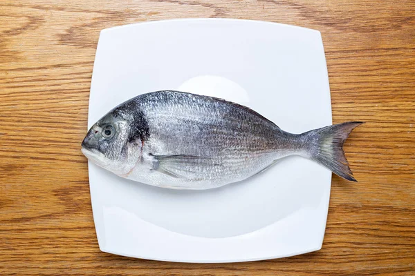 Ryby morskie dorado kładzie na białym talerzu — Zdjęcie stockowe
