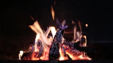 Şöminede ateş yanıyor.