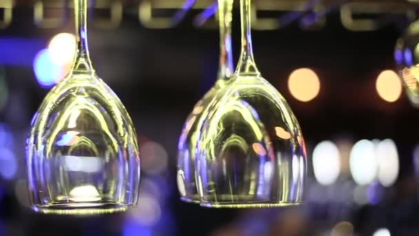 Glazen boven de bar — Stockvideo