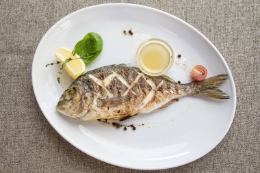 Dorado bir plaka üzerinde ızgara