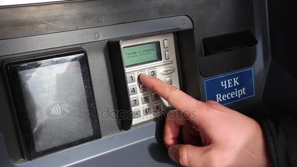 Mann gibt Stecknadel an Geldautomat ein — Stockvideo