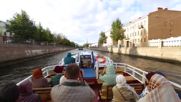 Gyalog a turista hajóra St. Petersburg — Stock videók