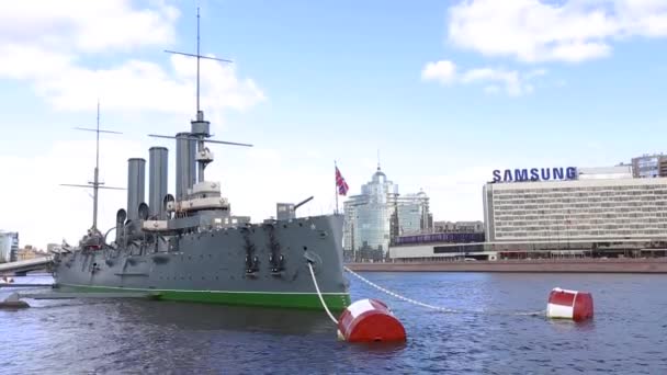 Kruiser Aurora op de Neva — Stockvideo