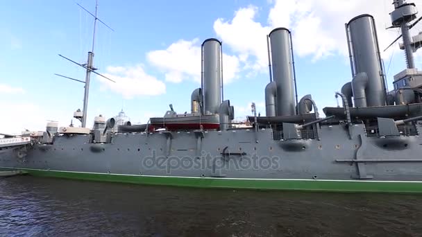 Crucero Aurora en el río Neva — Vídeo de stock