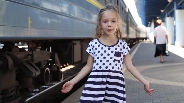 Niña cerca de un tren — Vídeos de Stock