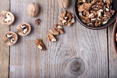 Ceviz ahşap arka plan üzerinde bir kil plaka. Üstten Görünüm