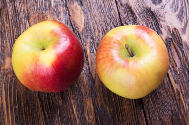 Tahta bir masada elma.