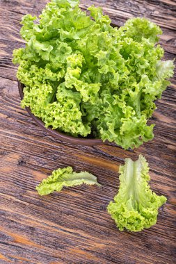 Masanın üzerine marul