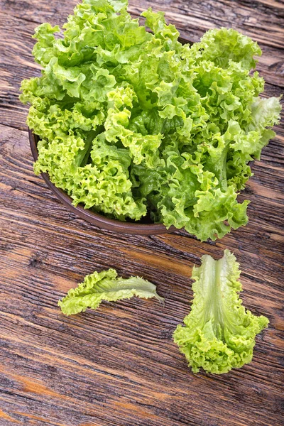 Masanın üzerine marul