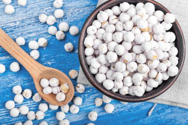 Ahşap arka planda bir kasede nohut