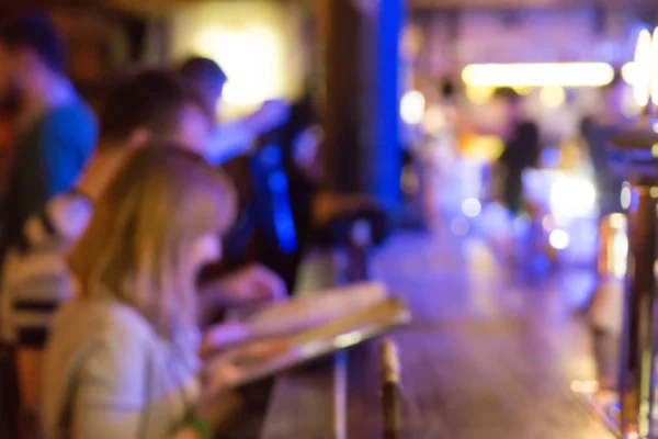 Chica en bar borrosa — Foto de Stock