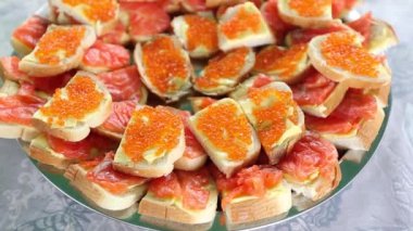 Sandviç somon ve havyar ile