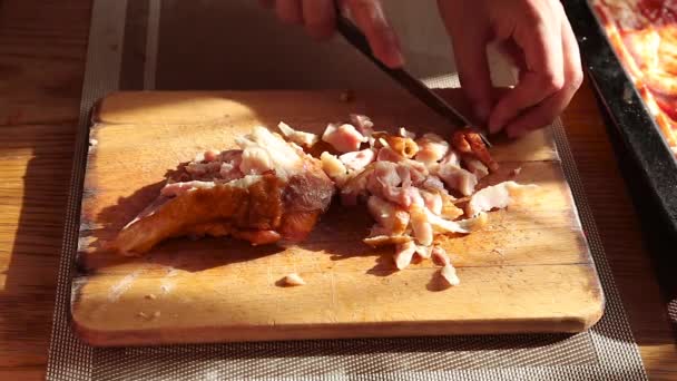 Кубы режут приготовленное мясо на доске — стоковое видео