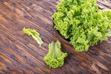 Masanın üzerine marul