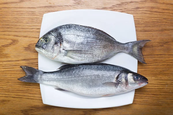 Balık deniz levreği ve dorado