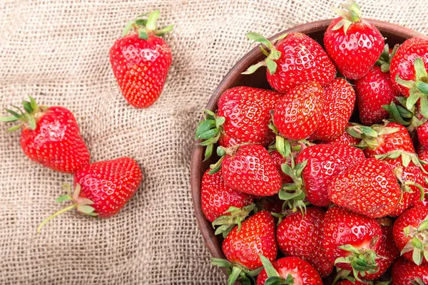 çilek bir kil plaka 