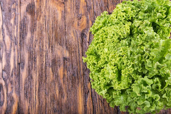 Masanın üzerine marul